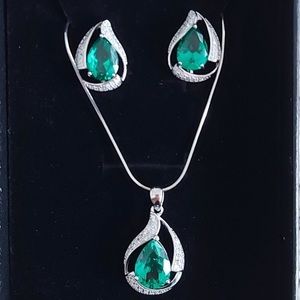 NWOT | Emerald & Sterling Silver Earrings + Necklace Jewellery Set